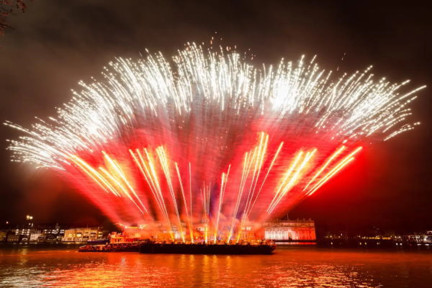 الألعاب النارية تضيء السماء أمام الكلية البحرية الملكية بعد وقت قصير من منتصف الليل في لندن (إ.ب.أ)