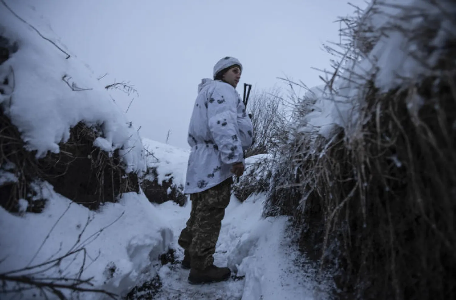 جندي أوكراني على أحد خطوط التماس مع الانفصاليين في شرق أوكرانيا (أ.ب)