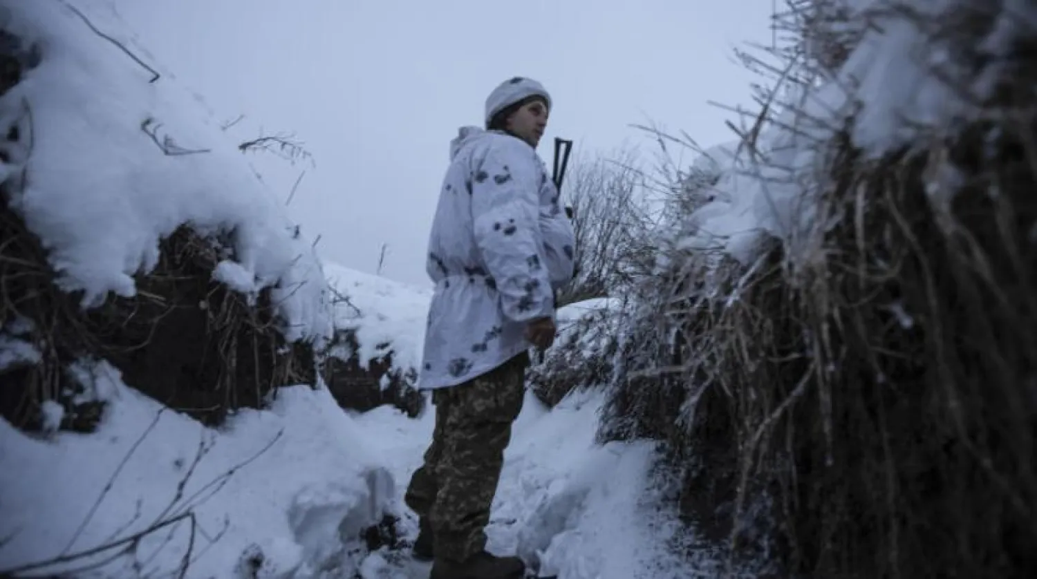 Ukraynalı bir asker doğu Ukrayna'daki ayrılıkçılarla olan temas hatlarından birinde (AP) 
