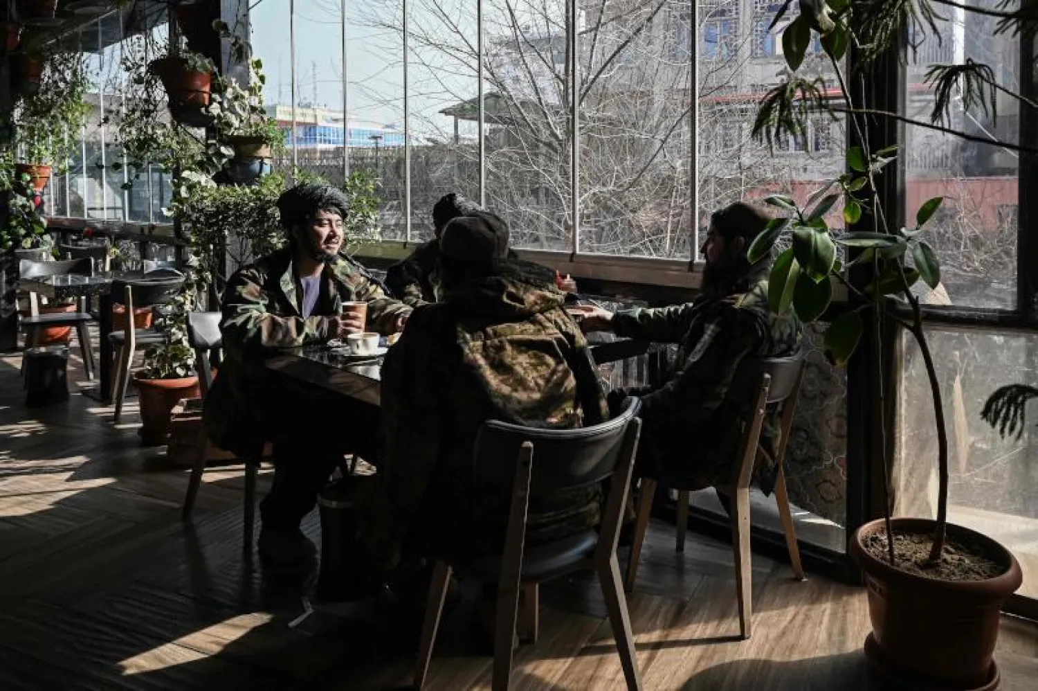 مقاتلو «طالبان» يتحدثون مع بعضهم أثناء جلوسهم داخل مطعم في كابل (أ.ف.ب)