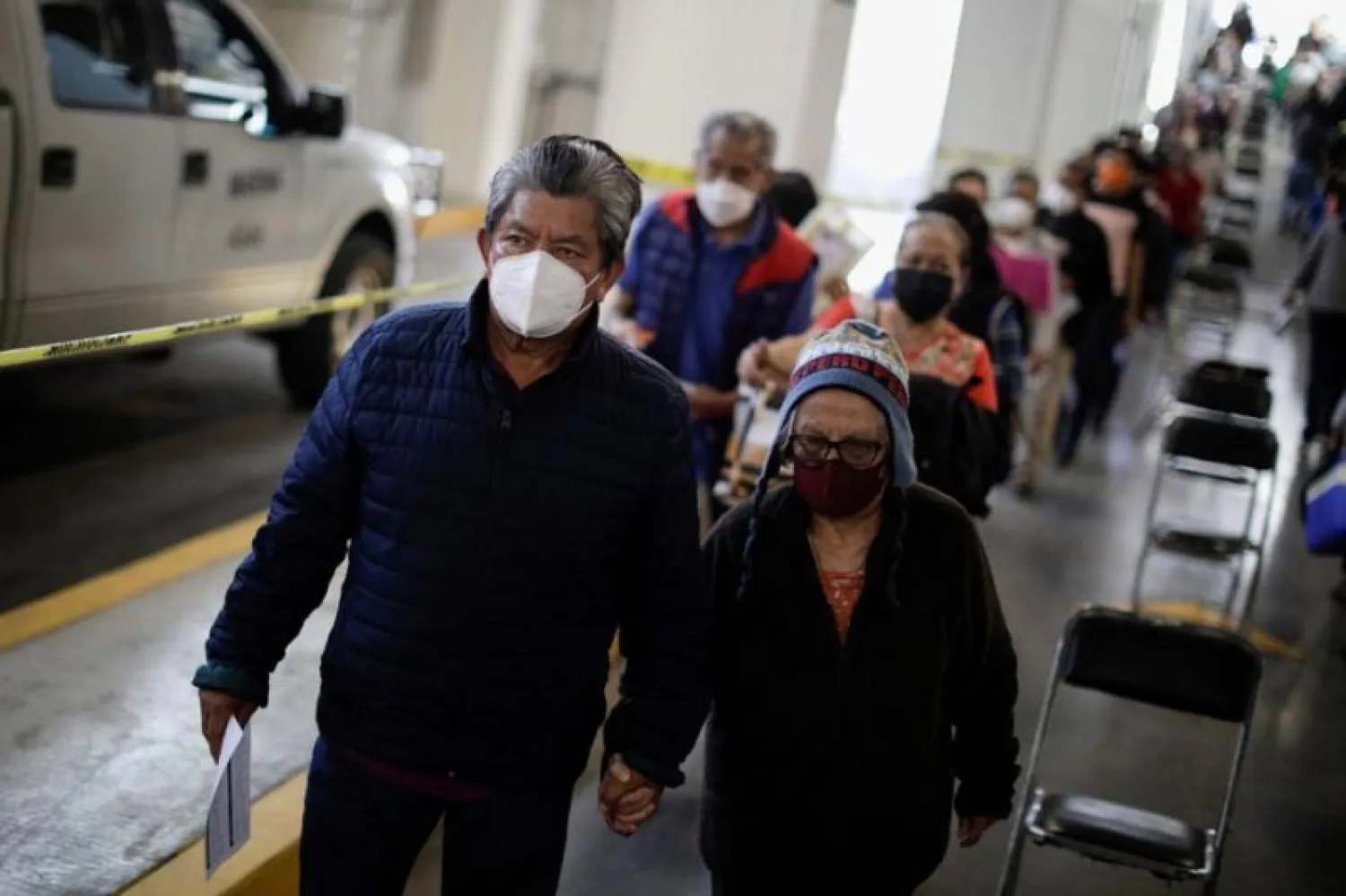 أشخاص يستعدون لتلقي جرعة اللقاح ضد «كوفيد - 19» في مكسيكو سيتي (رويترز)