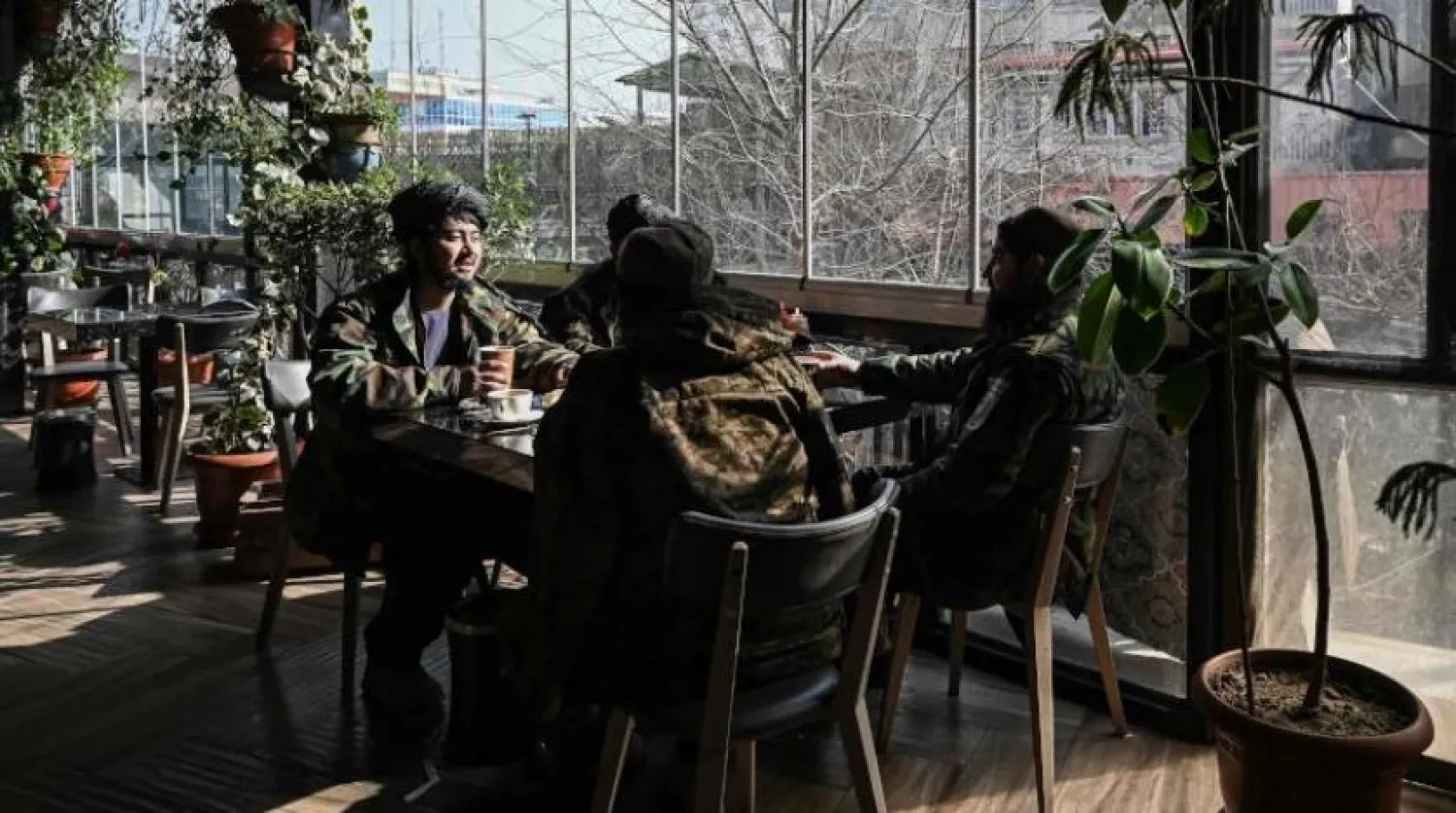 Bir kafede oturan Taliban militanları (AFP)