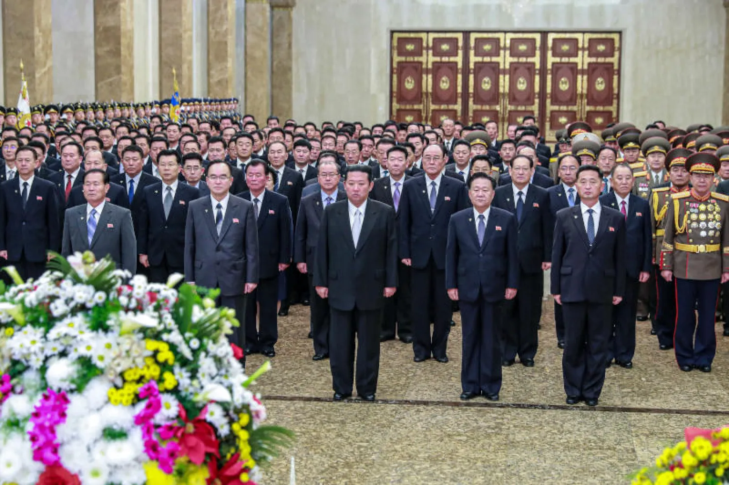 الزعيم الكوري الشمالي كيم جونغ-أون خلال زيارته لضريح جده ووالده الراحلين رفقة كبار مسؤولي الدولة (د.ب.أ)