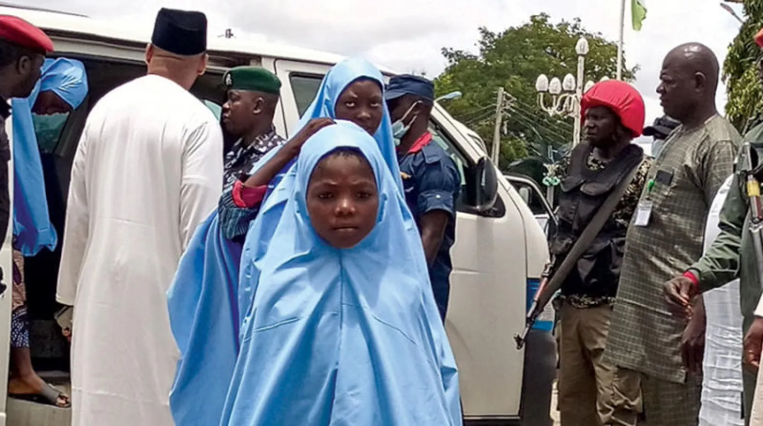 أطفال اختطفوا من مدرسة دينية إسلامية قبل 3 أشهر بعد إطلاق سراحهم في نيجيريا (أ.ف.ب)