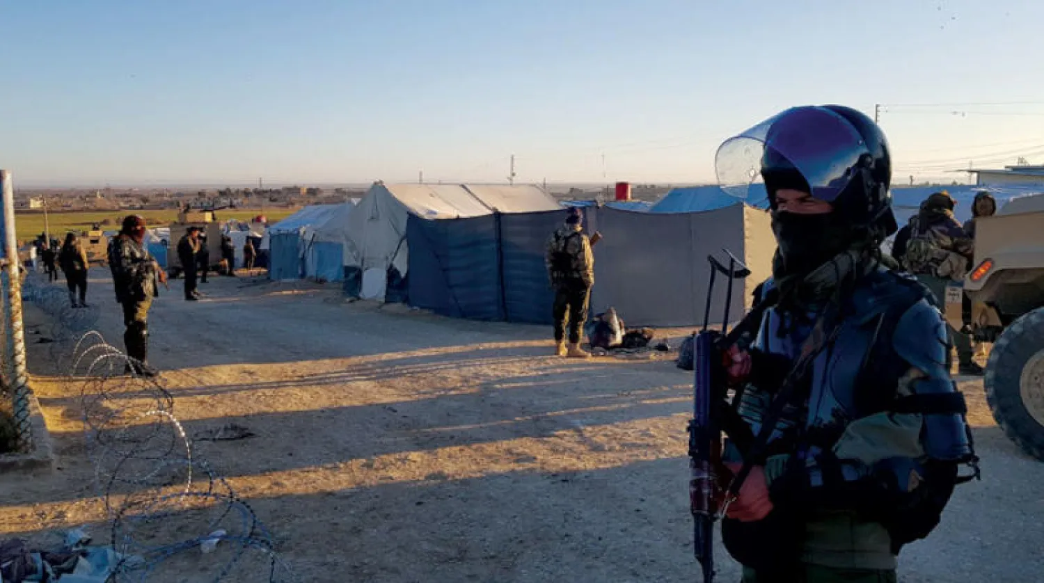 عناصر من «قسد» خلال حملة ضد «خلايا داعش» في مخيم الهول شمال شرقي سوريا في أبريل الماضي (الشرق الأوسط)