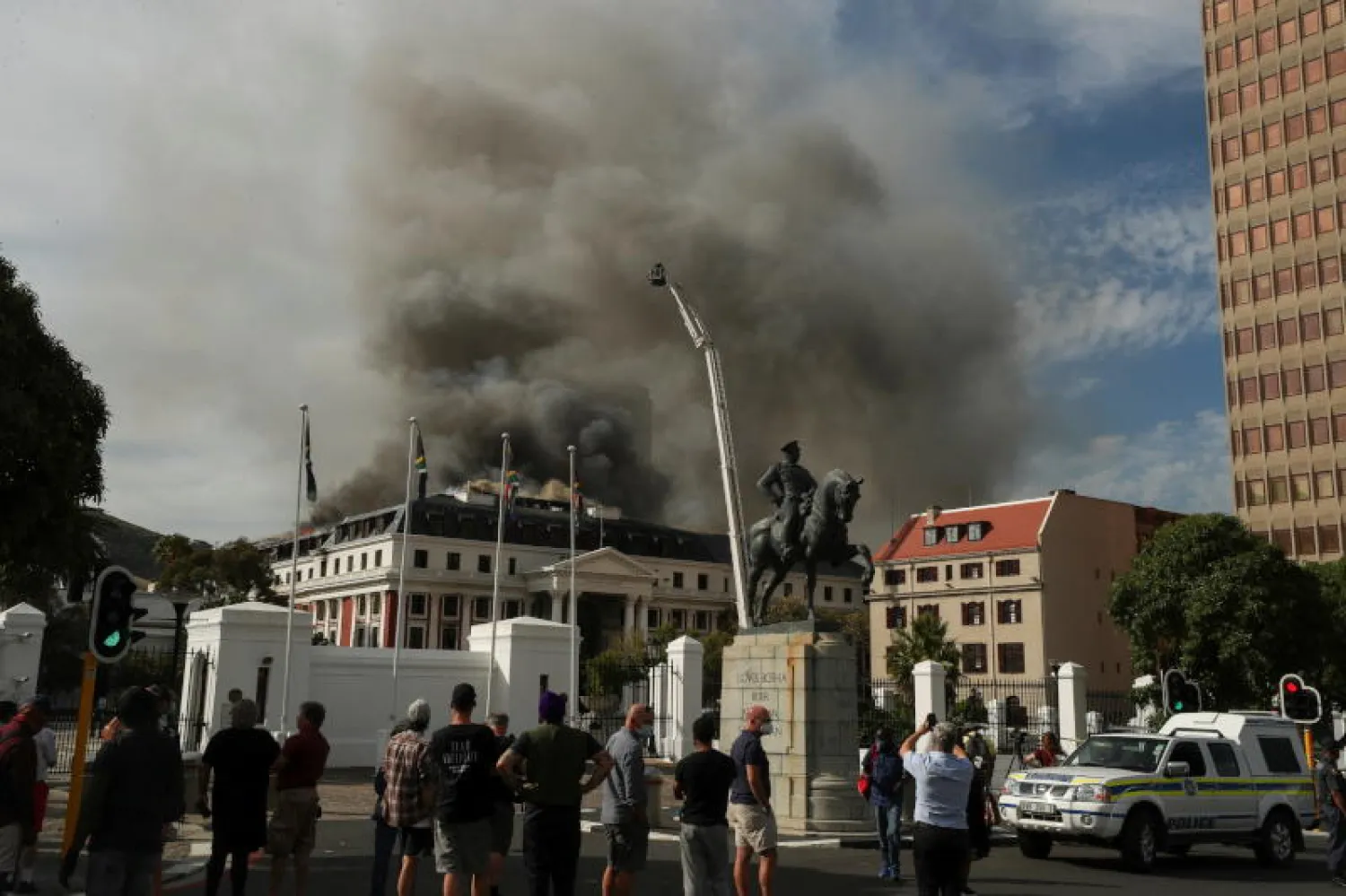 نيران في مقر برلمان جنوب أفريقيا في كيب تاون (رويترز)