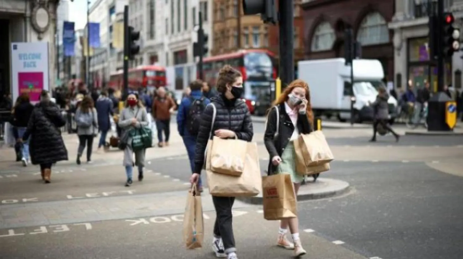 Londra’da maske takan insanlar (Reuters)