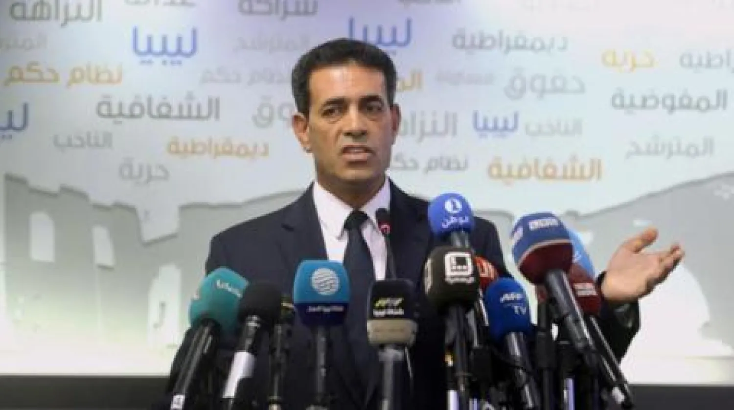 عماد السايح رئيس المفوضية الوطنية العليا للانتخابات في مؤتمر صحافي بطرابلس (رويترز)