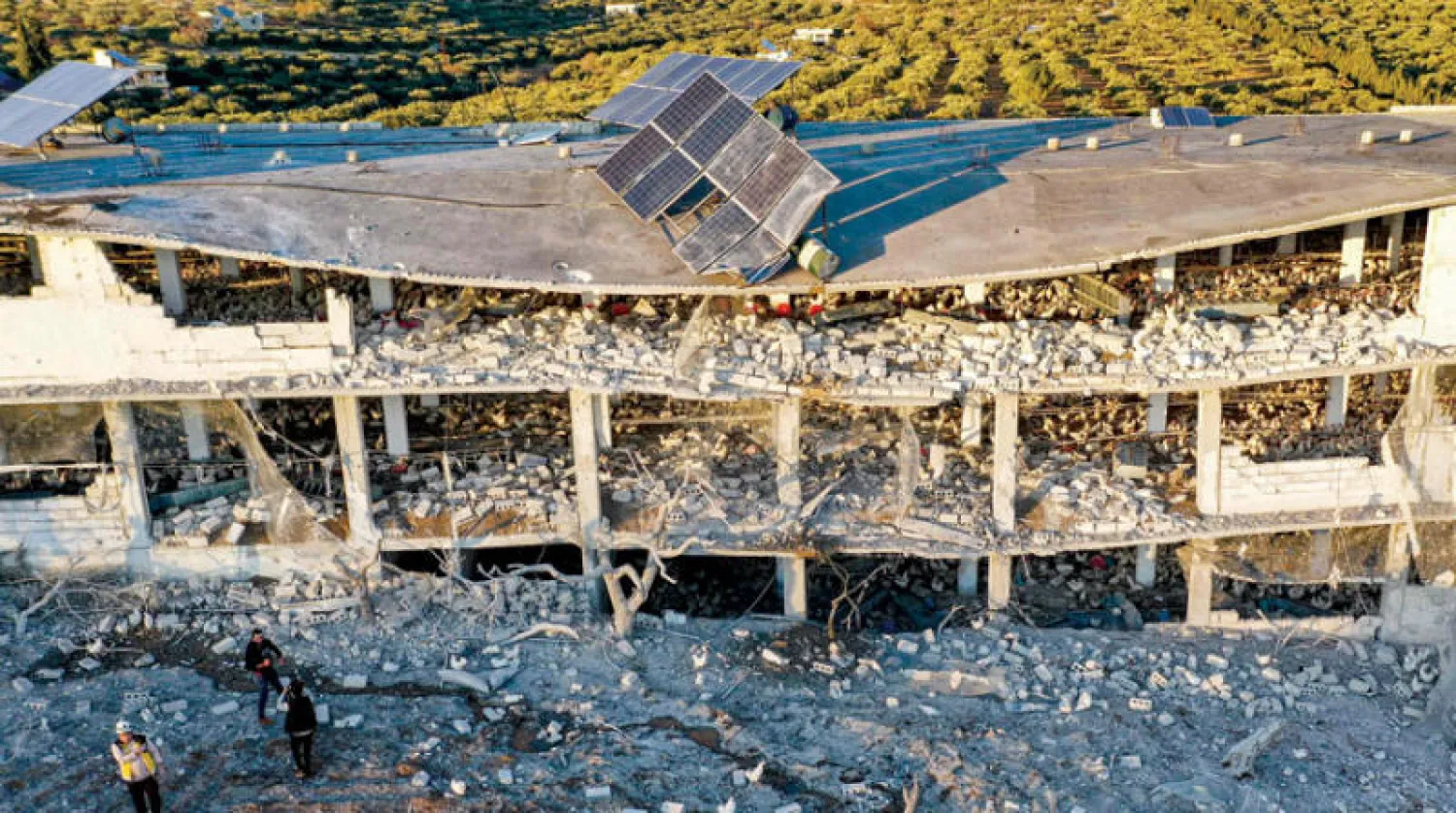 مبنى أصيب في قصف روسي يوم الأحد في بلدة كفرتخاريم بريف إدلب شمال غربي سوريا (أ.ف.ب)