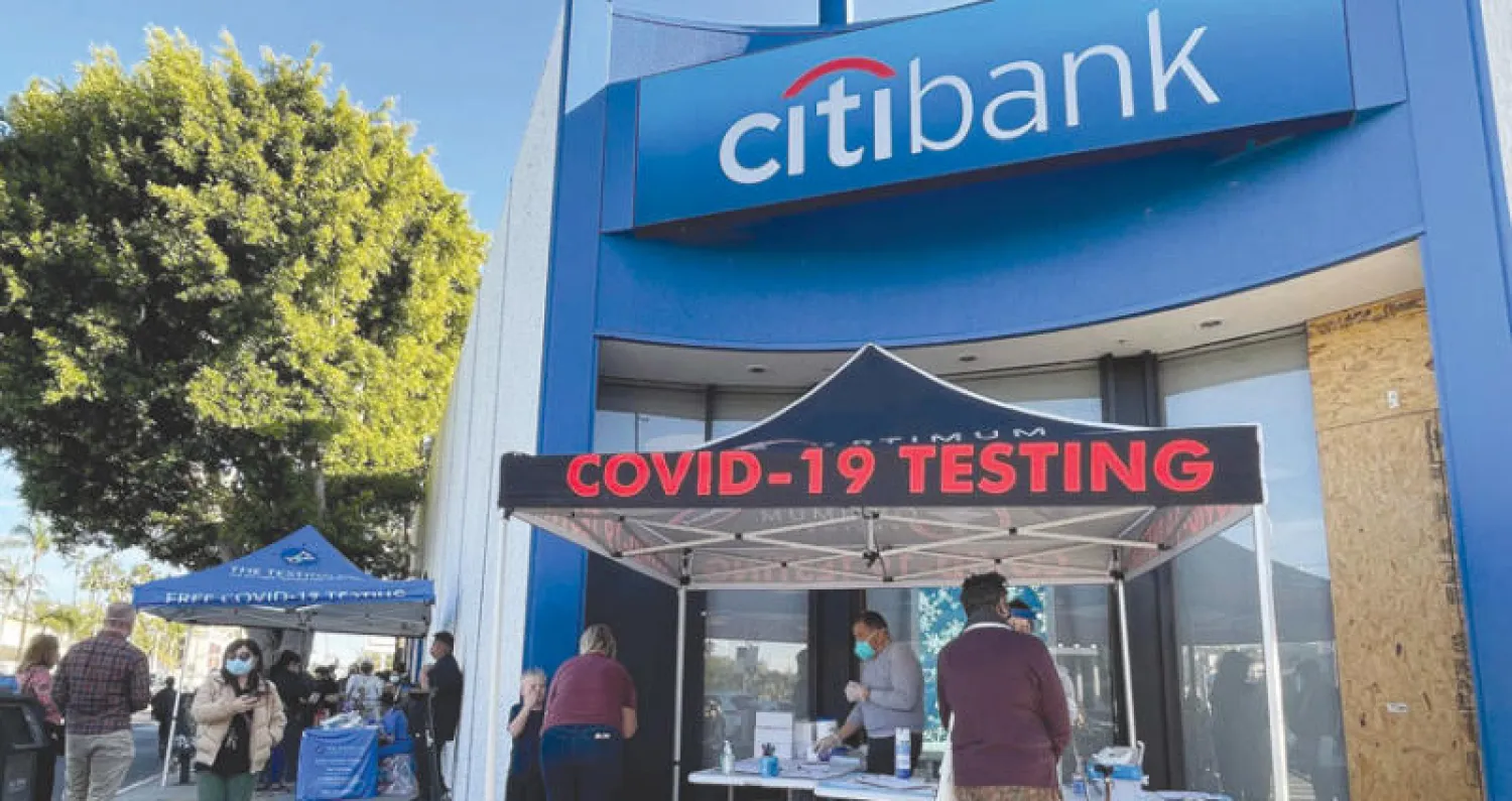 تسببت زيادة عدد إصابات «كورونا» في تقويض آمال المؤسسات المالية الأميركية في عودة موظفيها إلى العمل من مكاتبها مرة أخرى (أ.ف.ب)