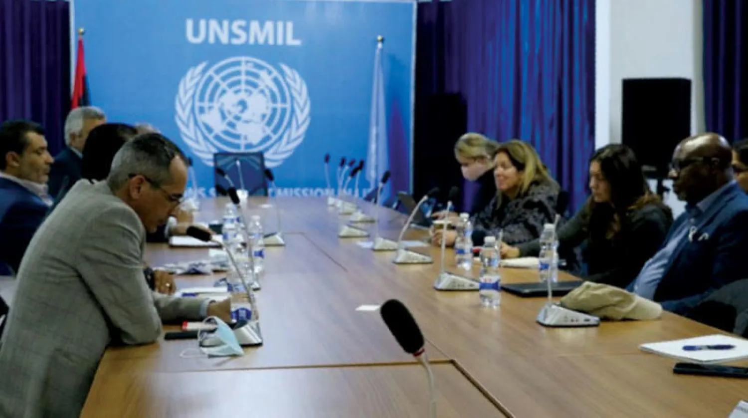 ستيفاني ويليامز خلال اللقاء بممثلي «القوى الوطنية من أجل التغيير» في طرابلس أمس (البعثة الأممية)