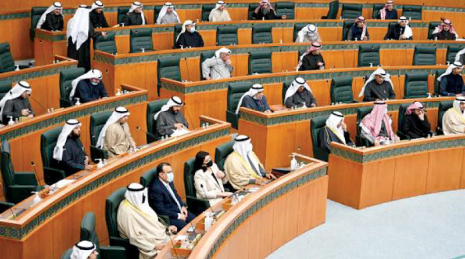 أعضاء مجلس النواب والوزراء خلال جلسة أداء اليمين للحكومة الكويتية أمس (إ.ب.أ)