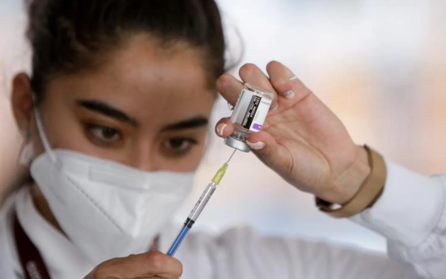 ممرضة تعدّ جرعة لقاح في أحد مستشفيات مكسيكو سيتي (رويترز)