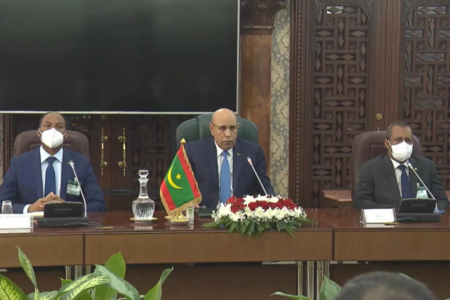 الرئيس الموريتاني محمد ولد الغزواني (وسط) خلال زيارته الجزائر نهاية ديسمبر الماضي(ا.ف.ب)