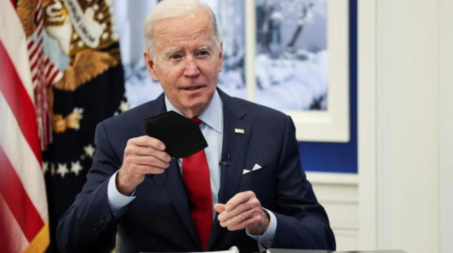 ABD Başkanı Joe Biden elinde koruyucu bir maske tutuyor (Reuters)
