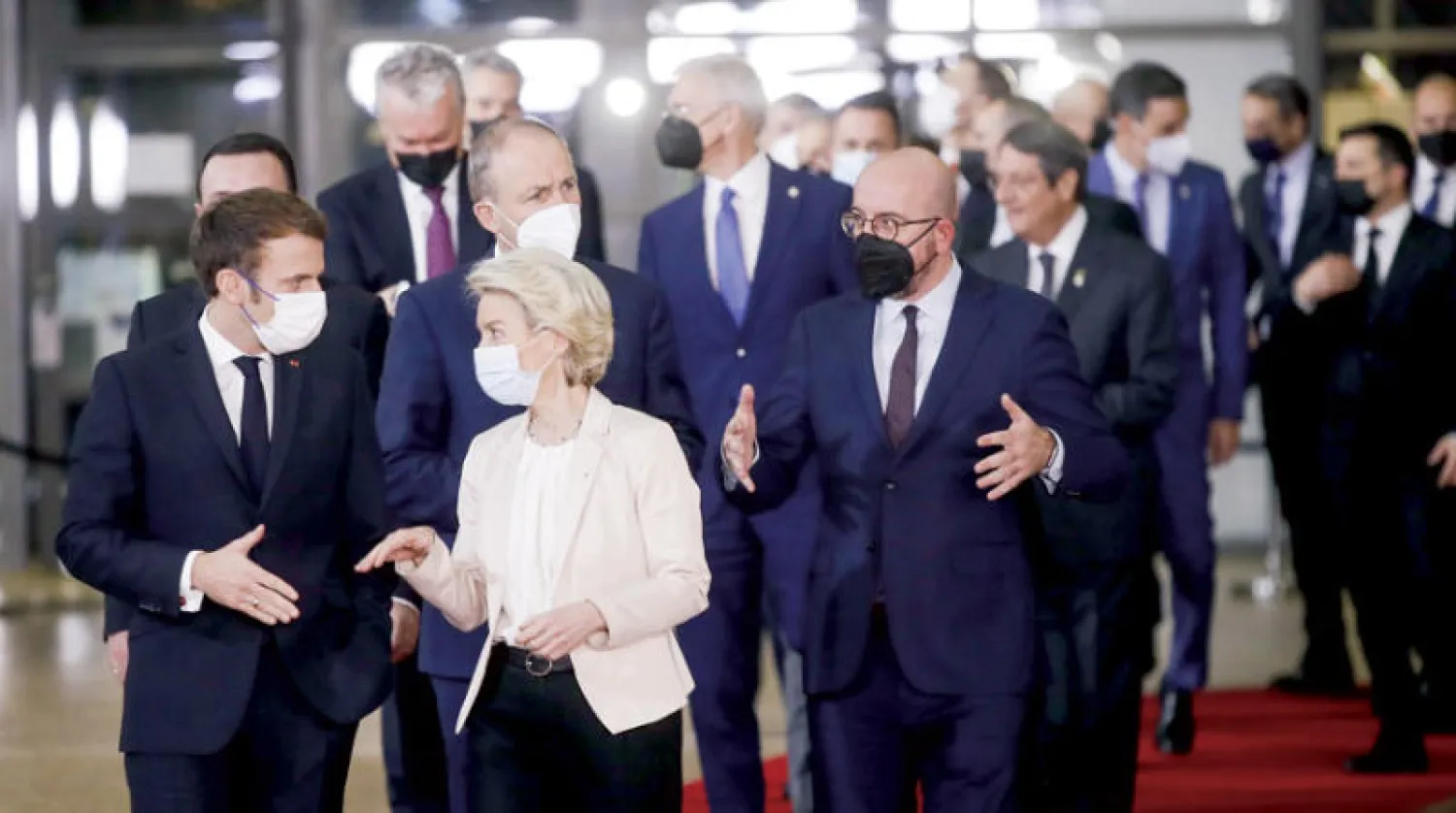 الرئيس إيمانويل ماكرون ورئيسة المفوضية أورسولا فون دير لاين خلال القمة الأوروبية الشهر الماضي في بروكسل (إ.ب.أ)