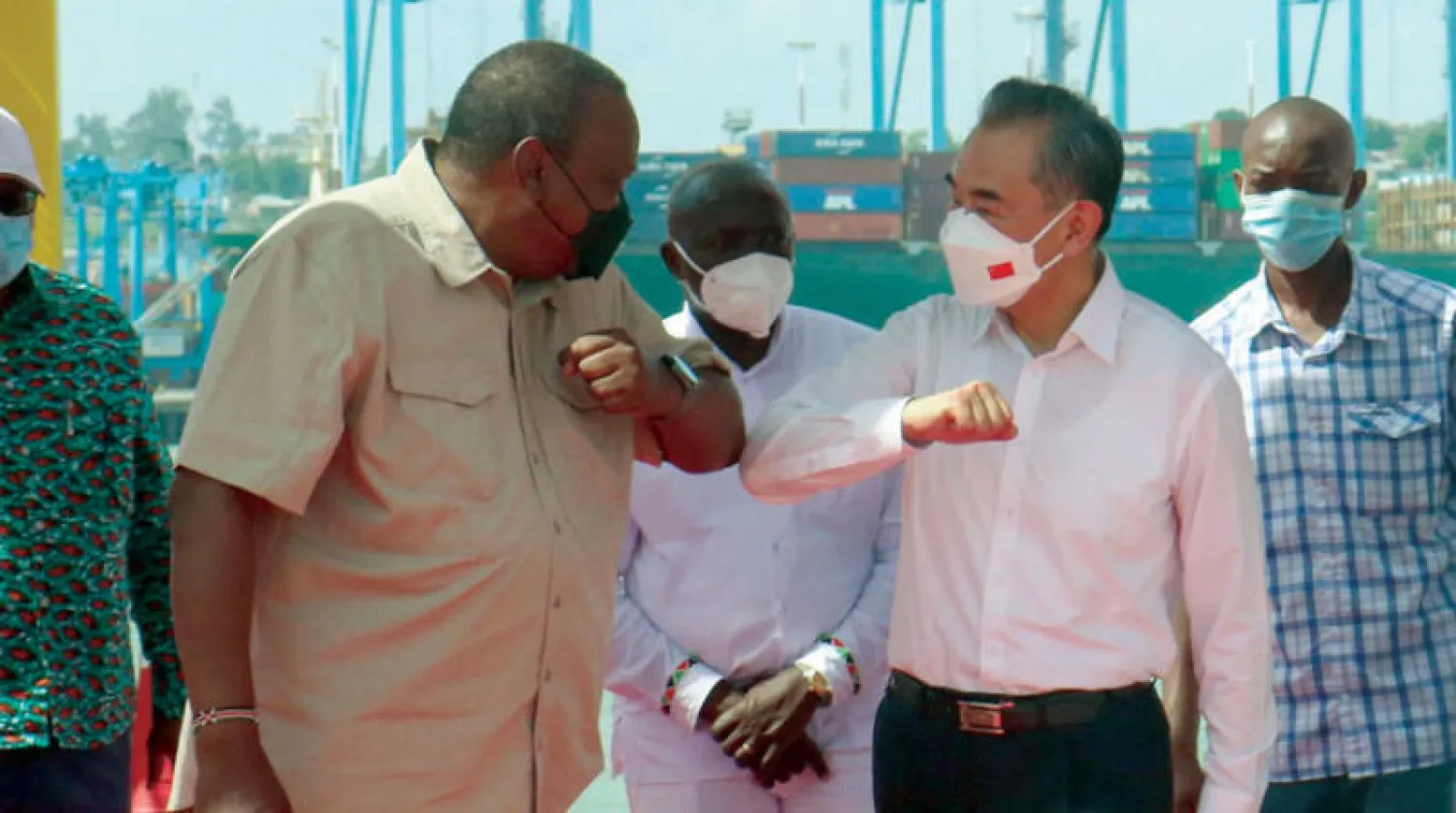 الرئيس الكيني مع وزير الخارجية الصيني (أ.ف.ب)