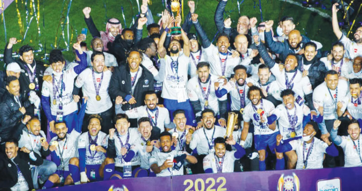 لاعبو الهلال خلال تتويجهم باللقب (الشرق الأوسط)