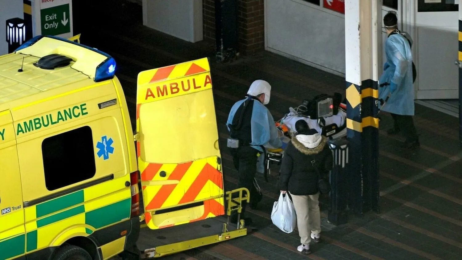 Paramedics unload a patient from an ambulance after arriving at Leeds General Infirmary hospital in Leeds, northern England on January 5, 2022; official data shows one in 15 people in England were infected with the coronavirus in 2021's final week. Oli SCARFF AFP
