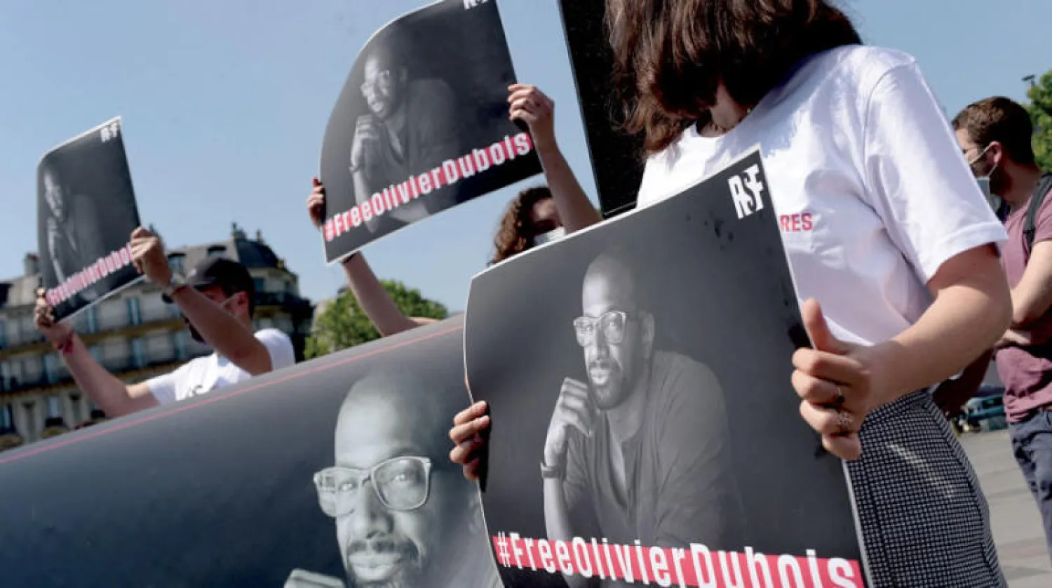 تجمع في العاصمة باريس لأشخاص يحملون صور الصحافي الفرنسي أوليفييه المختطف في شمال مالي على يد جماعة متطرفة على صلة بـ«القاعدة» (أ.ف.ب)