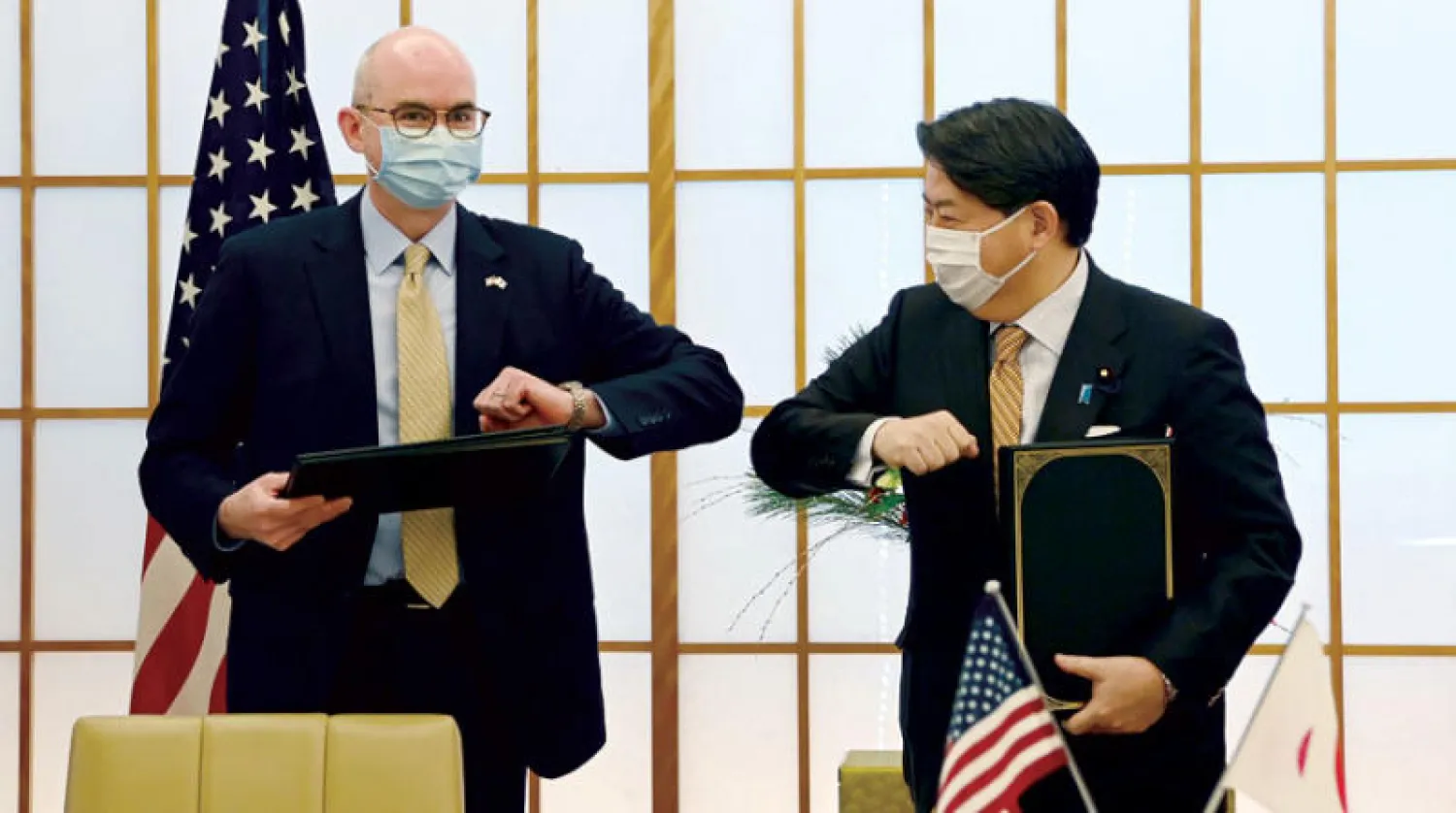 وزير الخارجية الياباني هالاشي يوشيماسي مع ريموند جرين القائم بالأعمال في سفارة واشنطن بطوكيو (إ.ب.أ)
