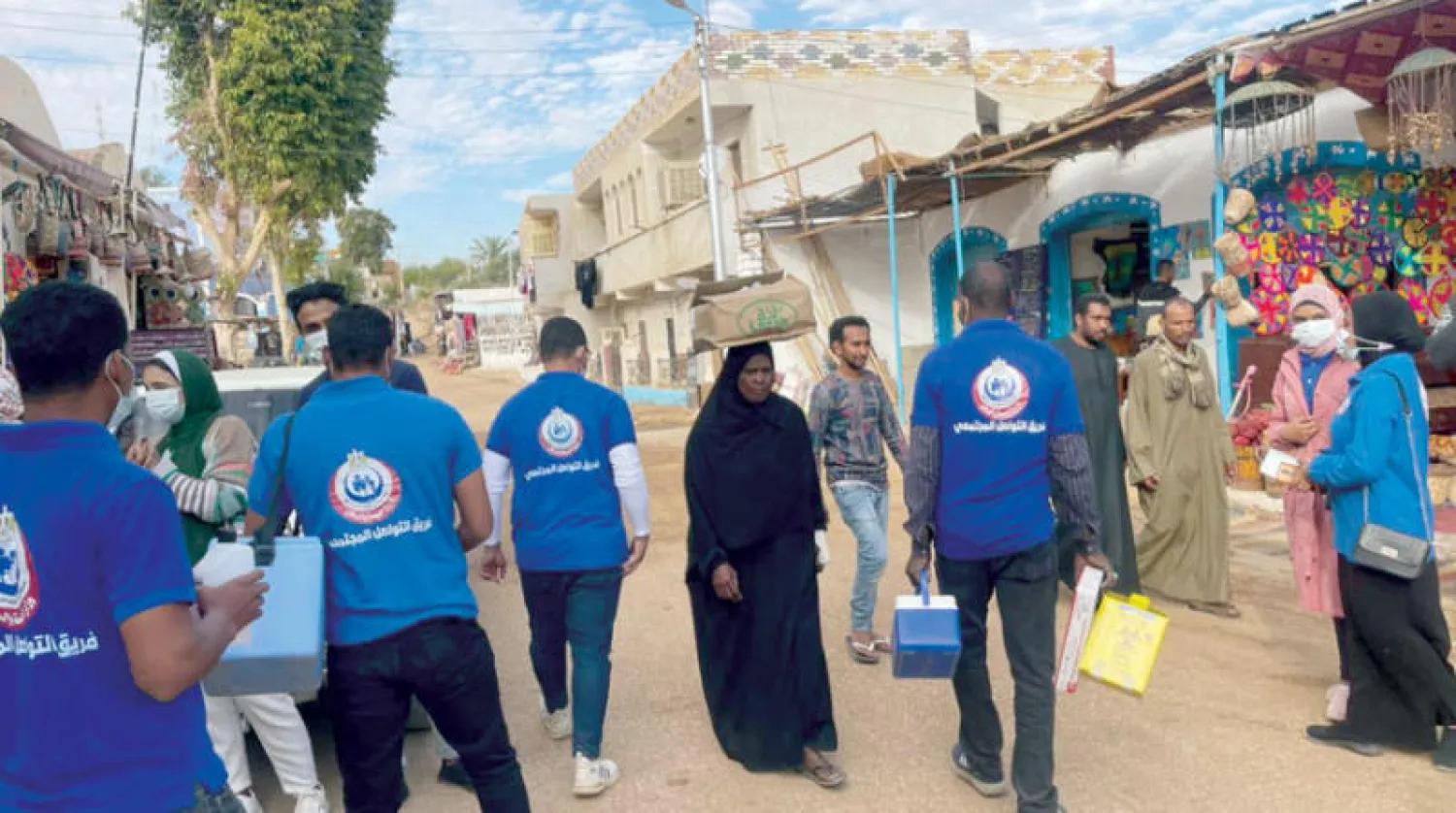 فرق من الصحة في الأماكن العامة لتطعيم المواطنين باللقاحات (وزارة الصحة المصرية)
