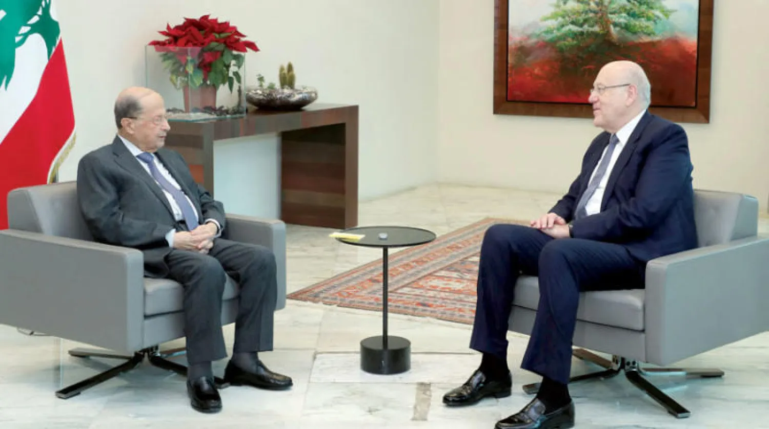 الرئيسان ميشال عون ونجيب ميقاتي خلال اجتماعهما أمس، في إطار المشاورات التي يجريها عون مع رؤساء الكتل النيابية تحضيراً لمؤتمر الحوار الوطني الذي ينوي الدعوة إليه. (دالاتي ونهرا)