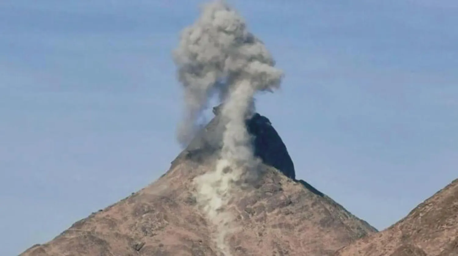 صورة متداولة على وسائل التواصل الاجتماعي  تظهر جانباً من ضربات التحالف لمواقع حوثية