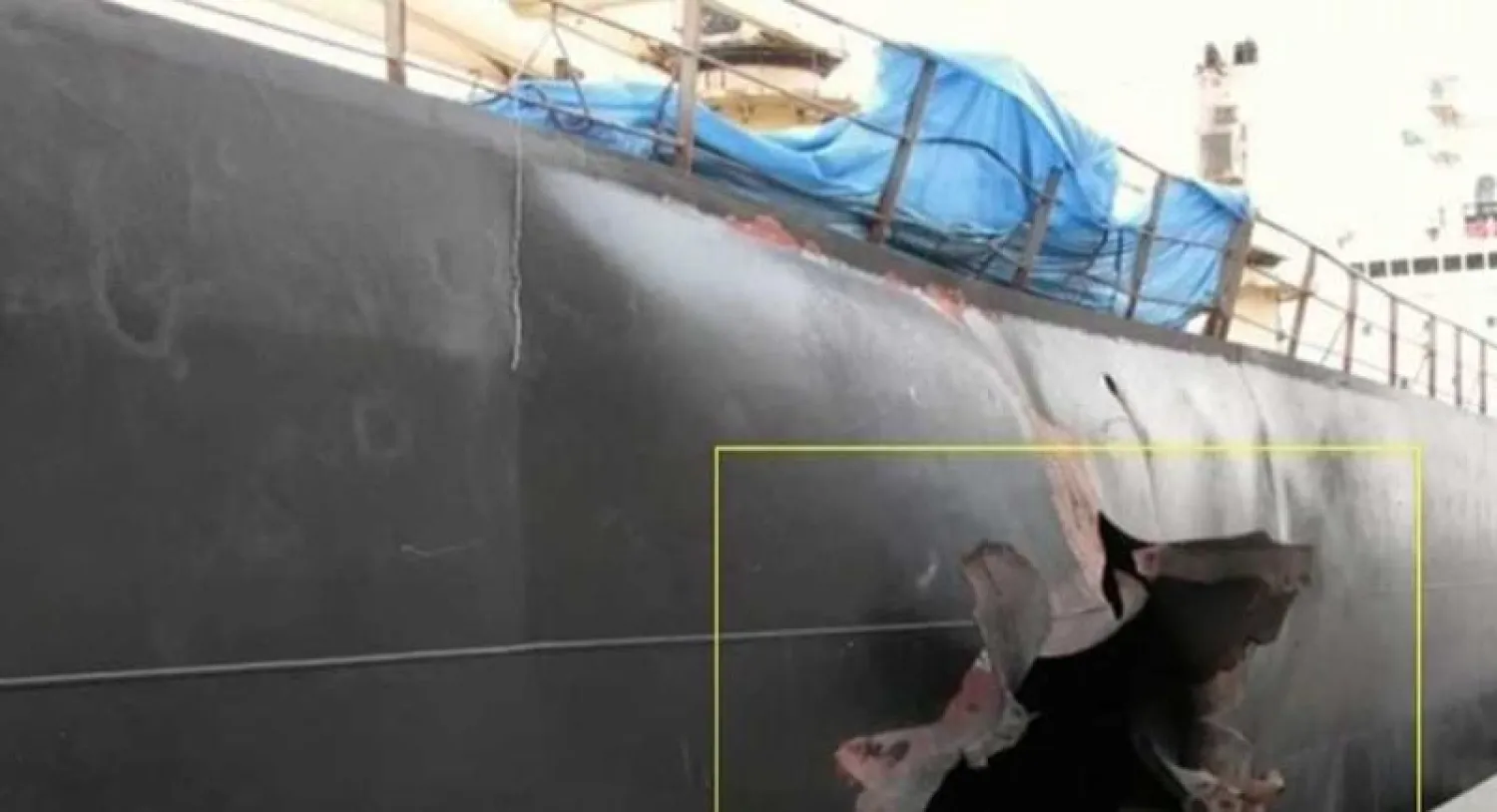 صور لاستهداف ميليشيات الحوثي للسفن التجارية في البحر الأحمر (التحالف)