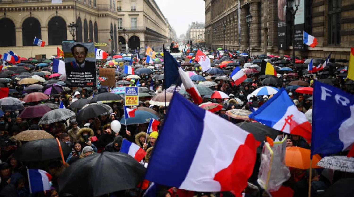 جانب من مظاهرة ترفض اعتماد «جواز التلقيح» في باريس أمس (أ.ف.ب)