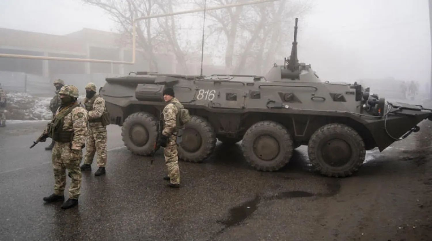 مع غياب المظاهر الاحتجاجية في ألما آتا انتقلت السلطات نحو مواصلة عملياتها العسكرية في الشوارع (أ.ب)