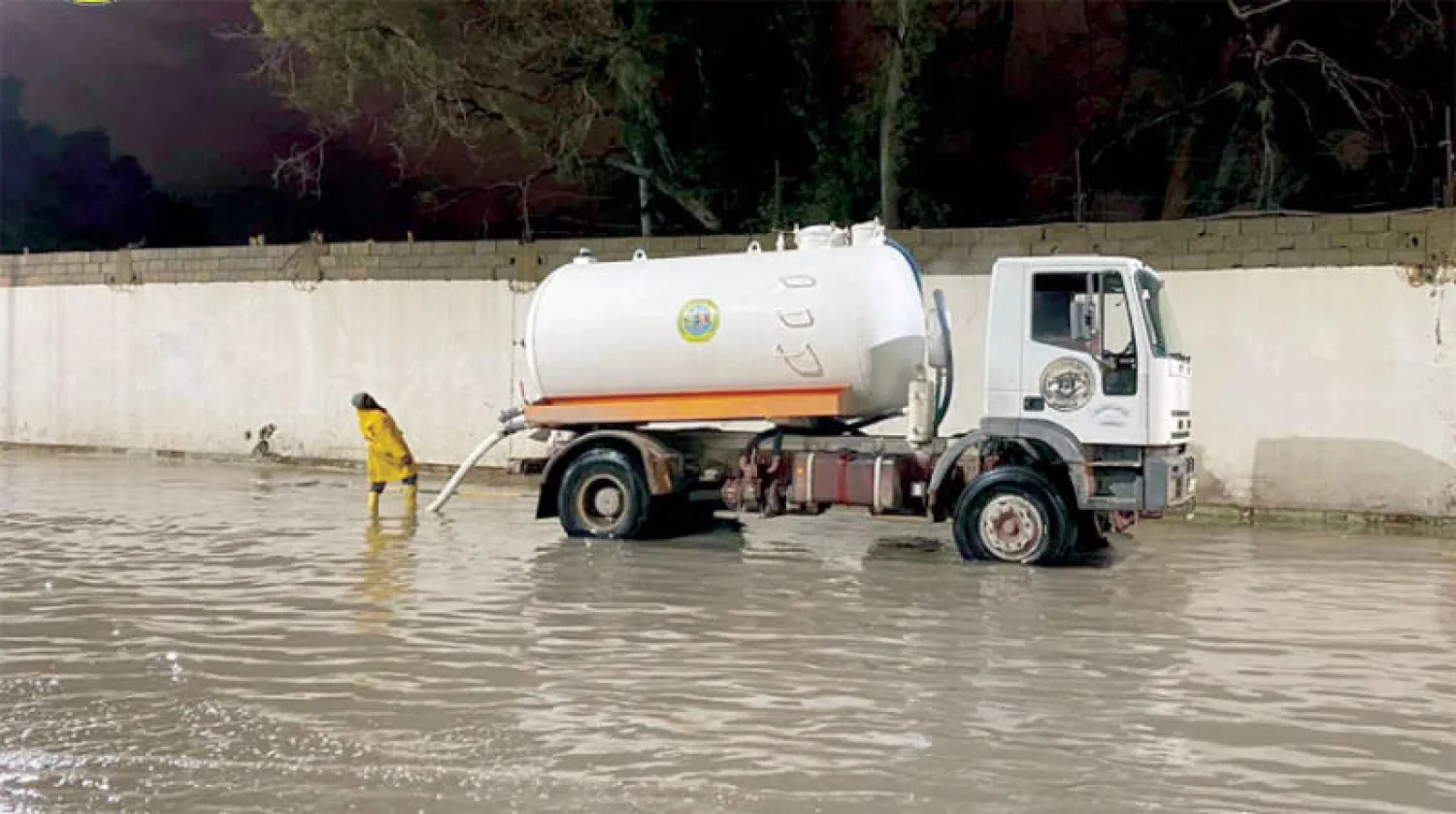 فرق شركة الخدمات الليبية تعمل على سحب تجمعات مياه الأمطار من شوارع طرابلس (شركة الخدمات العامة)