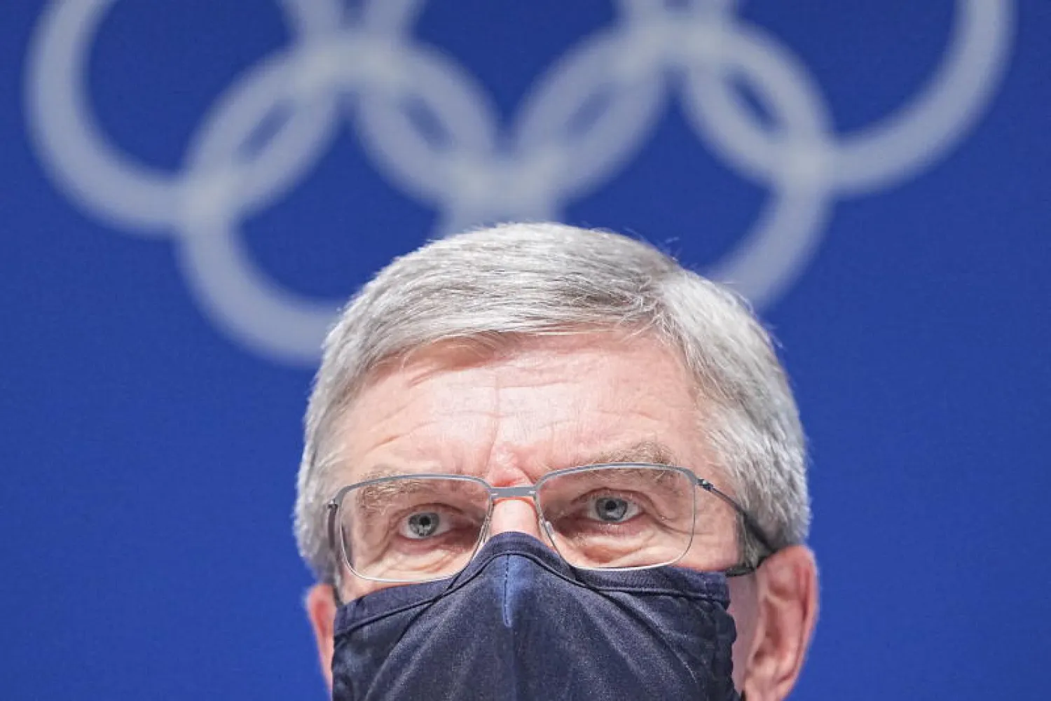 رئيس اللجنة الأولمبية الدولية توماس باخ يرتدي قناعاً واقياً (د.ب.أ)