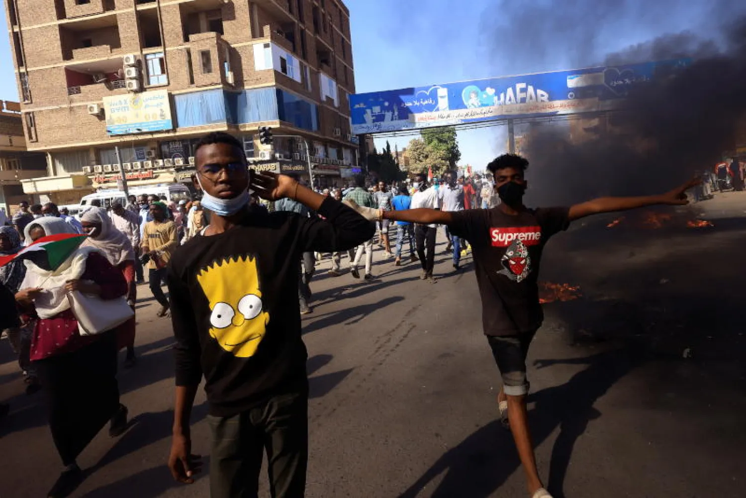 متظاهرون يسيرون خلال مسيرة الخرطوم (رويترز)