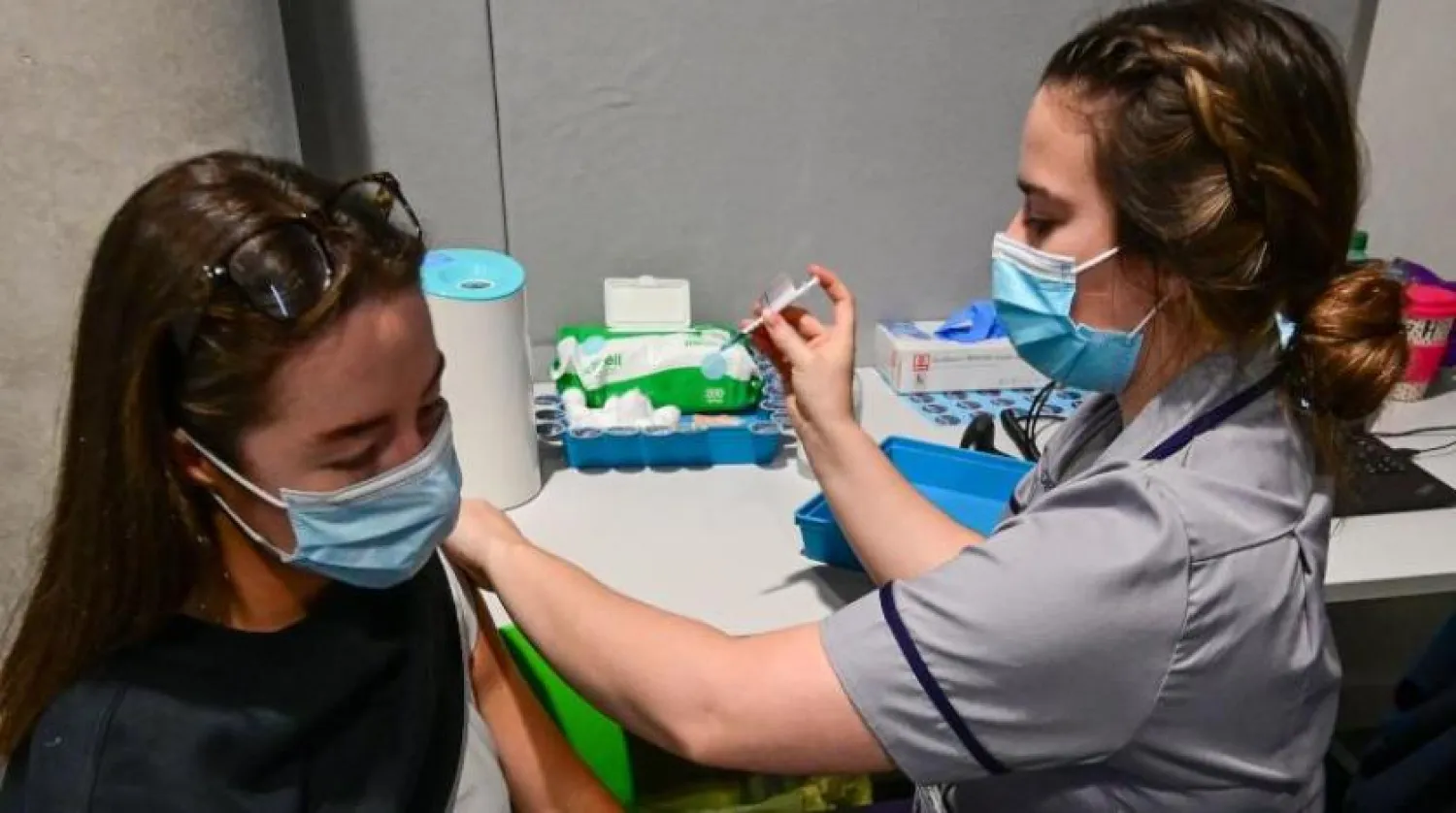 İngiltere’de koronavirüs aşısı olan bir vatandaş (AFP)