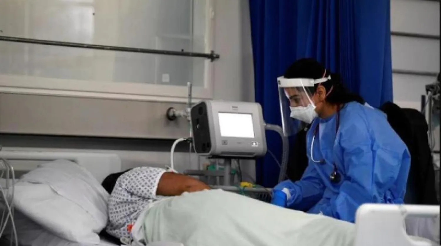 ممرضة تهتم بمريض مصاب بفيروس كورونا داخل مستشفى في بريطانيا (أرشيفية-رويترز)