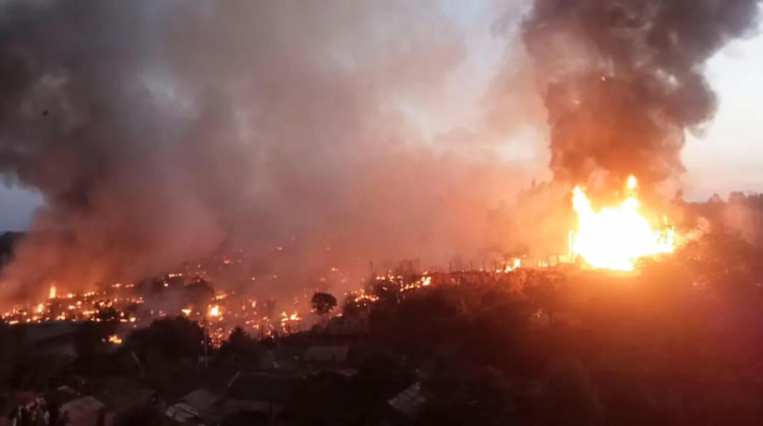 جانب من حريق التهم مخيم لاجئين في كوكس بازار أمس (رويترز)