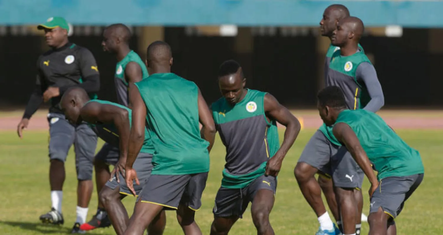 ماني نجم السنغال يتوسط زملاءه خلال التدريبات قبل مواجهة زيمبابوي (أ.ف.ب)