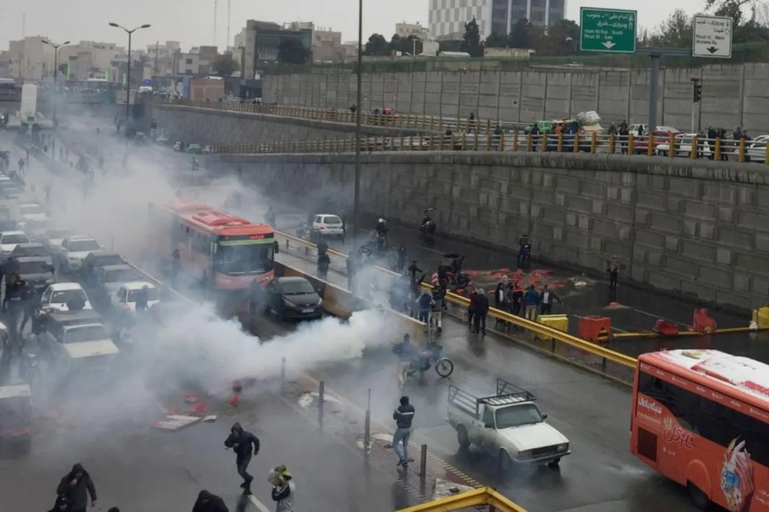 İran’ın geçtiğimiz yılın sonlarında ülkenin çeşitli şehirlerini kasıp kavuran rejim karşıtı protesto gösterilerinden bir kare (Reuters)