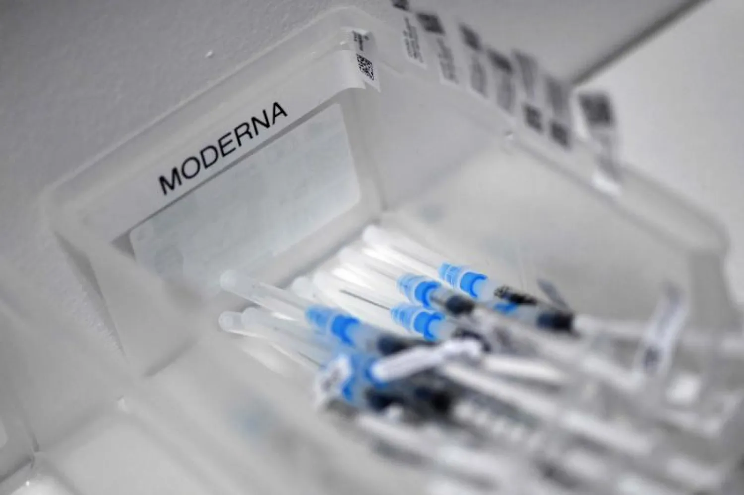 قالت الشركة إنها تعمل على تطوير لقاح معزز يستهدف بالتحديد المتحور «أوميكرون» (أ.ف.ب)