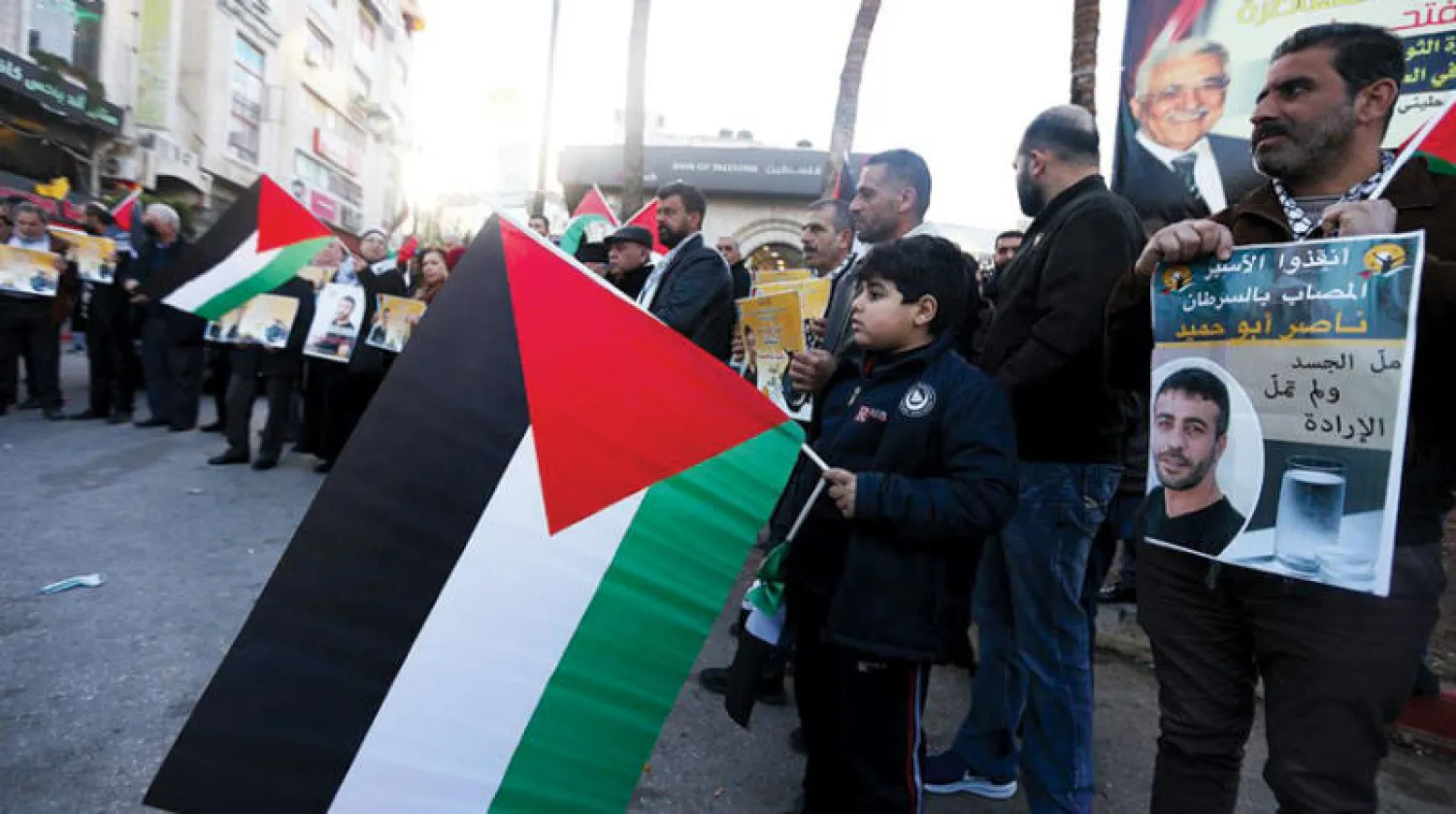 مسيرة وسط رام الله دعماً للأسير المريض في سجون الاحتلال ناصر أبو حميد (وفا)