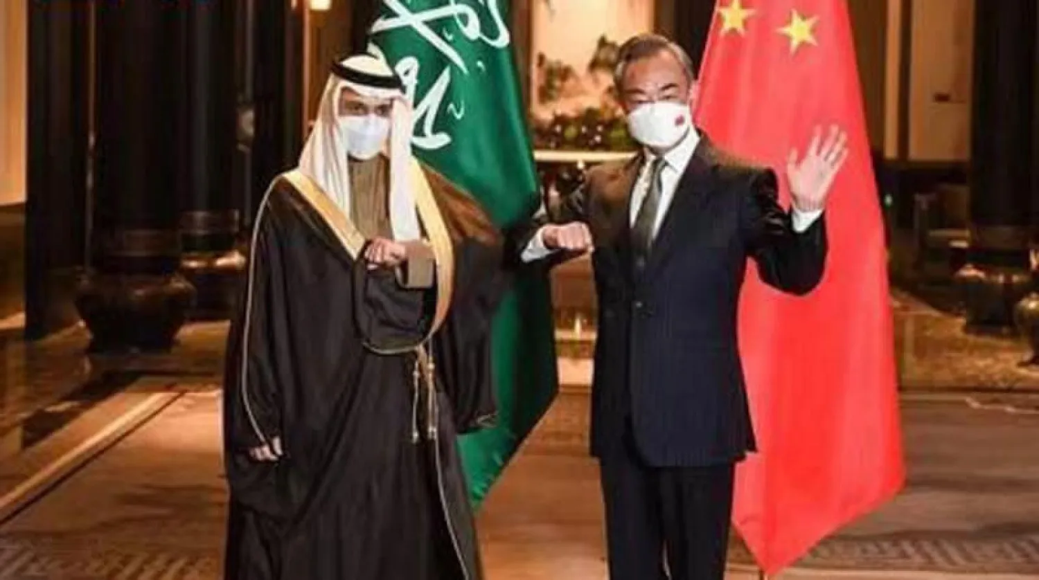 الأمير فيصل بن فرحان وزير الخارجية السعودي ونظيره الصيني وانغ يي في «ووشي» أمس (واس)
