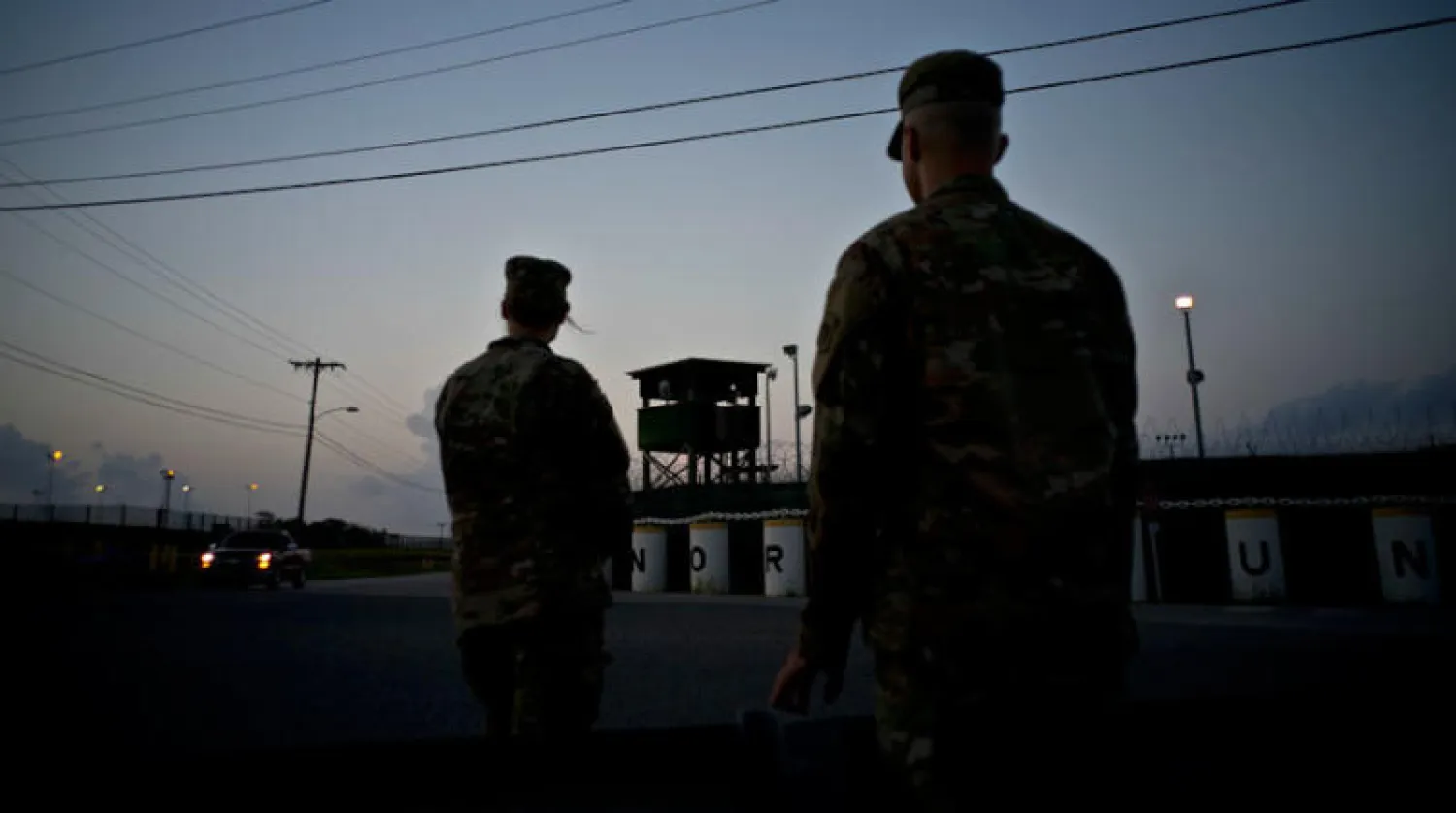 جنود يقفون في نوبة حراسة خارج معسكر دلتا بمركز الاعتقال بخليج غوانتانامو بكوبا في الذكرى 20 لوصول أول السجناء التي تحل اليوم (أ.ب)