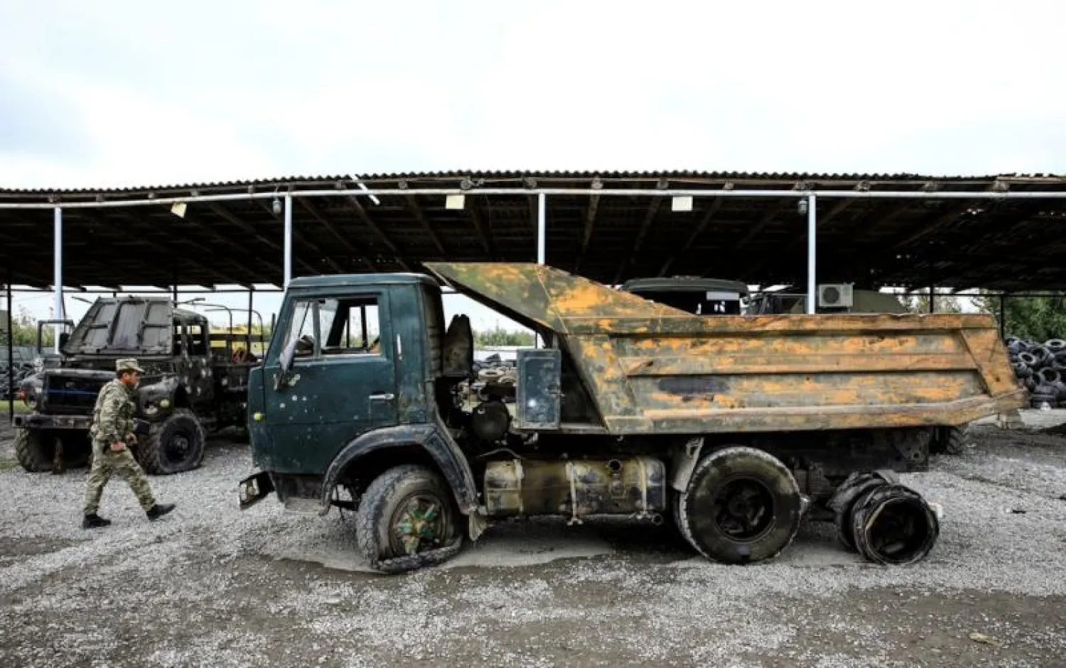 جندي أذربيجاني في موقع على الحدود مع أرمينيا (أرشيف - رويترز)