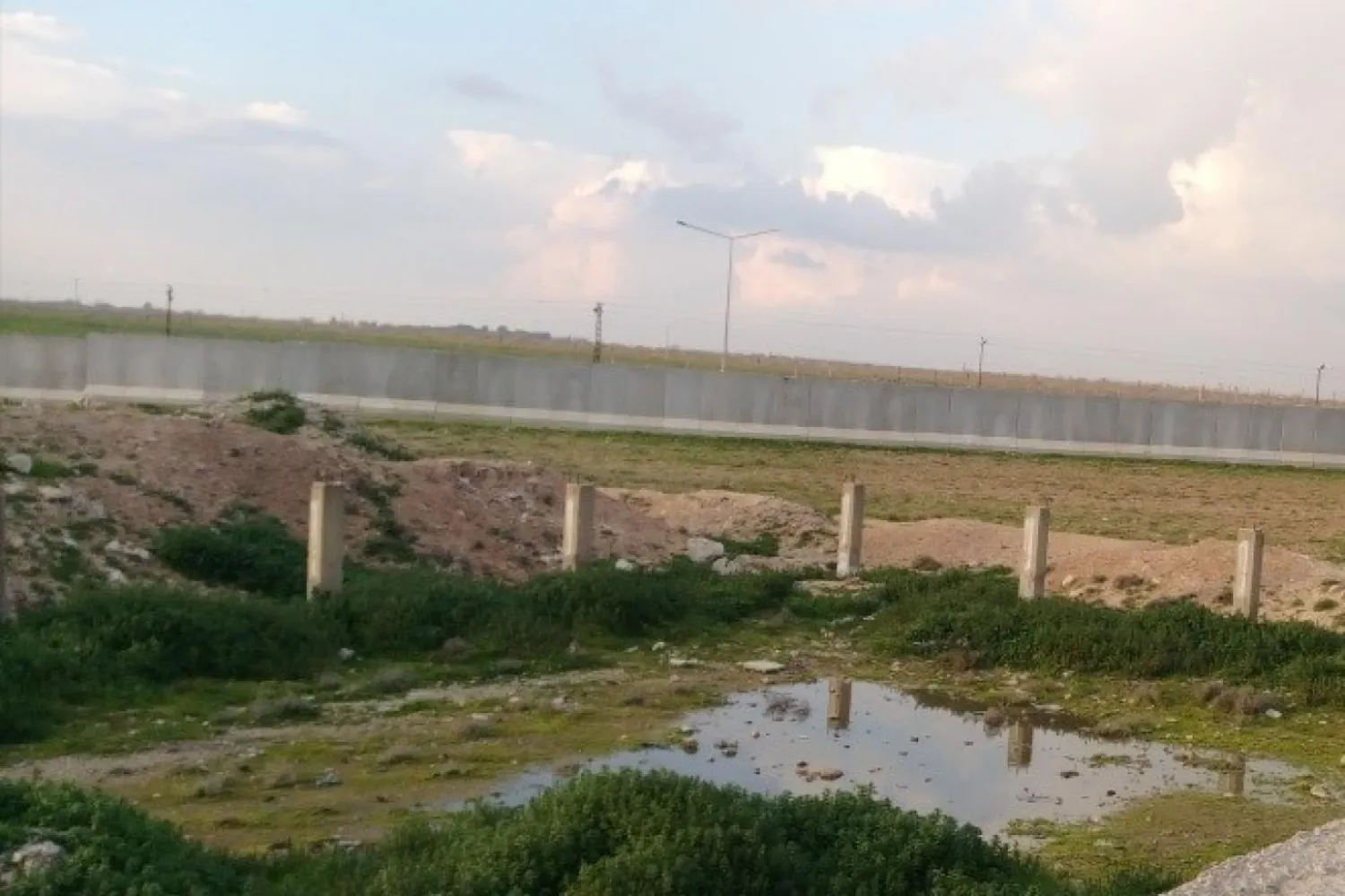 Türkiye-Suriye sınırını birbirinden ayrıdan duvarın inşası 2016 yılında başladı (Independent Arabia)