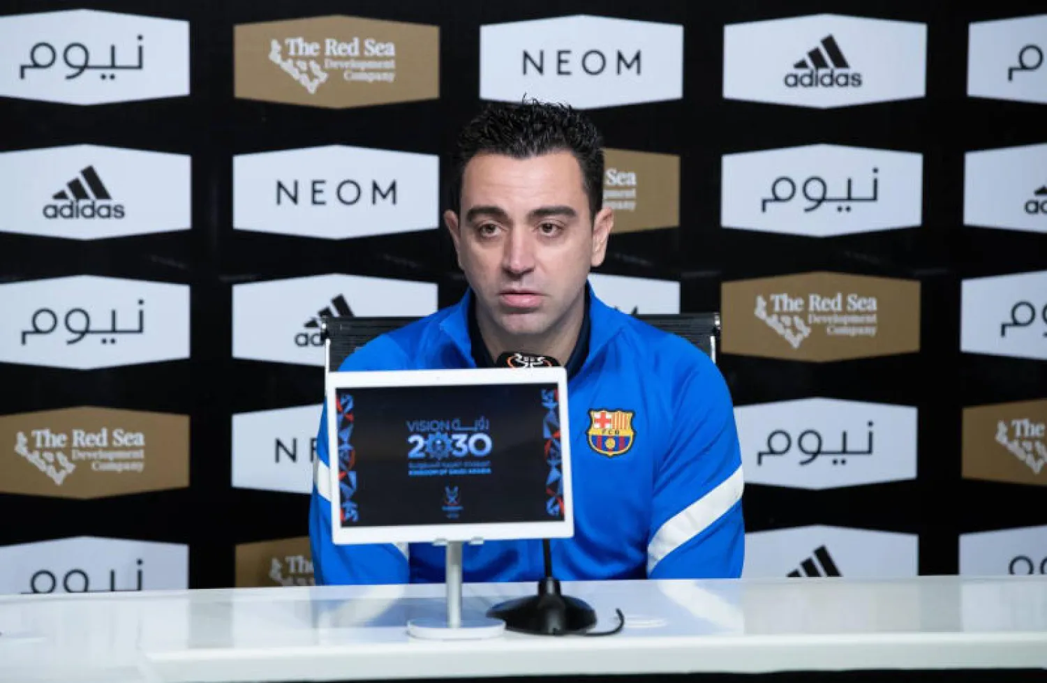 تشافي مدرب برشلونة في المؤتمر الصحافي (الشرق الأوسط)