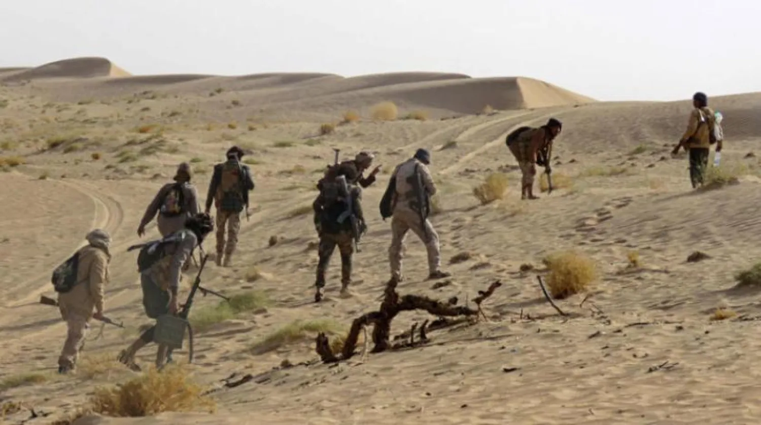 Yemen hükümetine bağlı güçler, Marib'in güneyinde Husilerle girdikleri çatışmada mevzi alıyor (AFP)