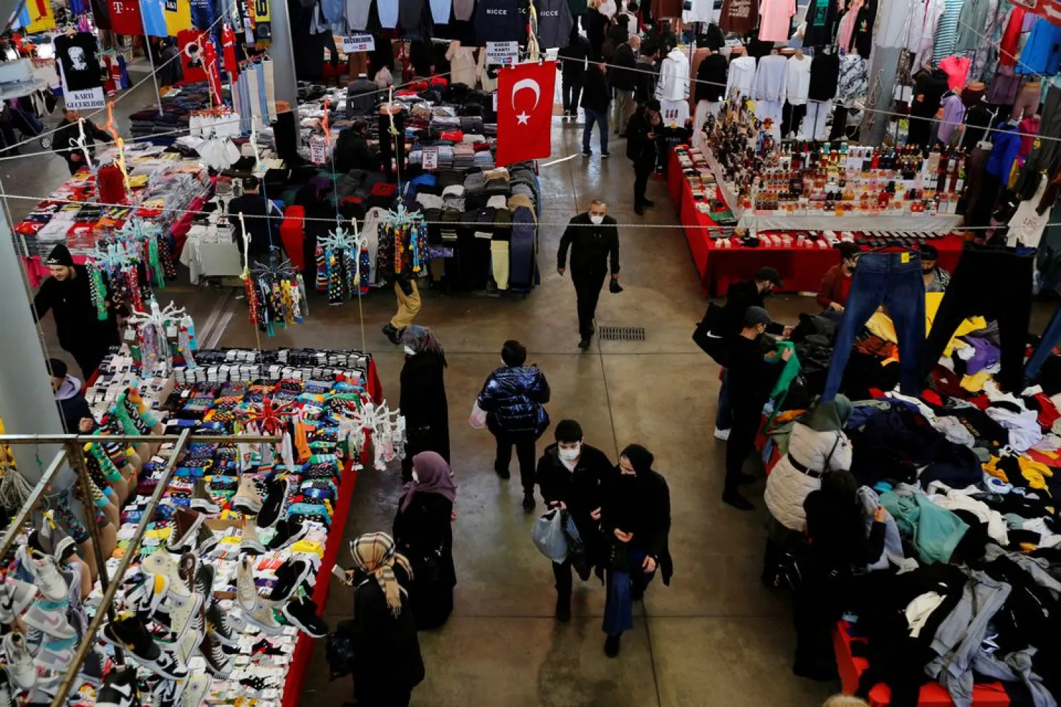 People shop at an open market in Istanbul, Turkey, January 4, 2022. (Reuters)