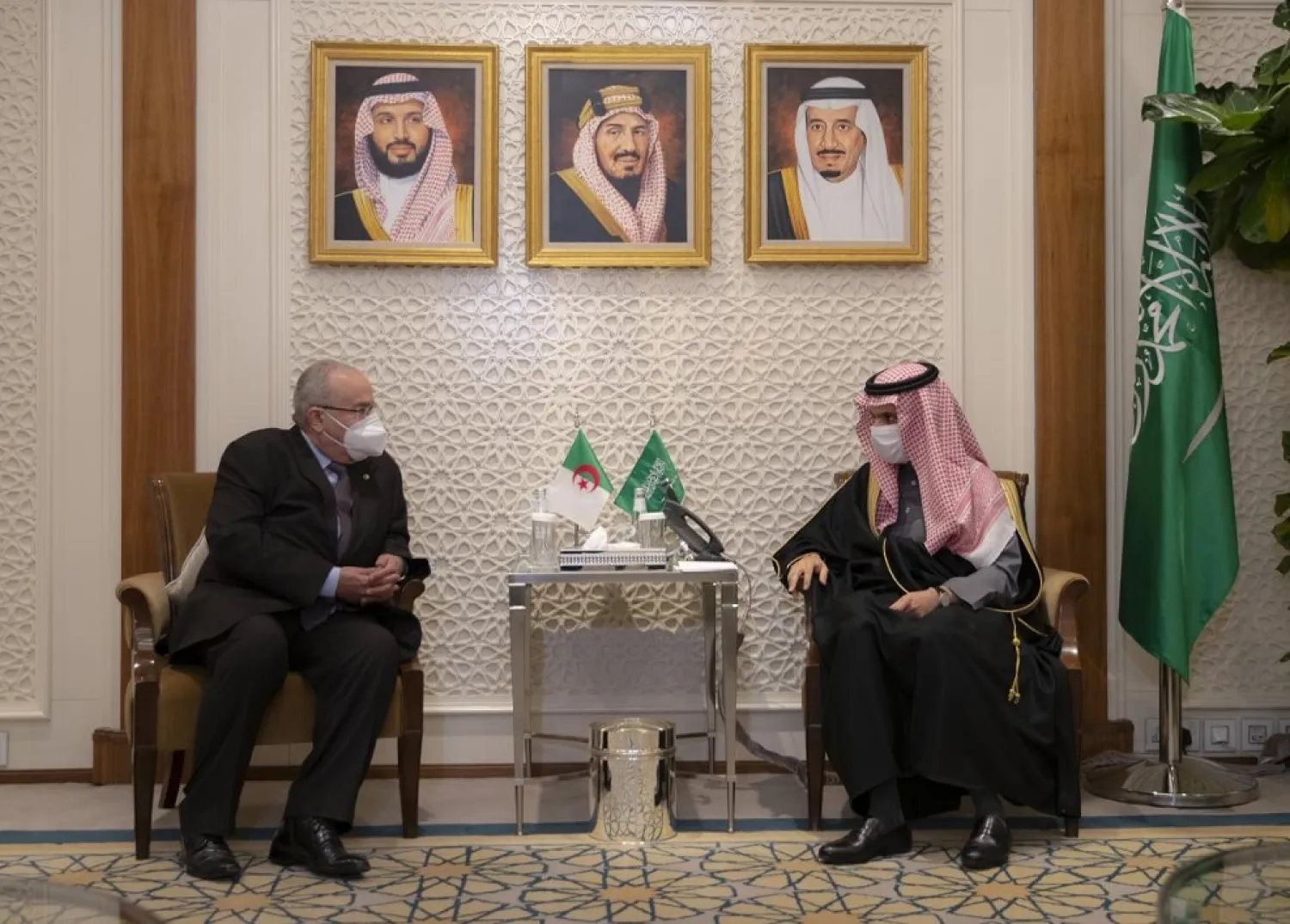 The Saudi and Algerian FMs meet in Riyadh. (SPA)