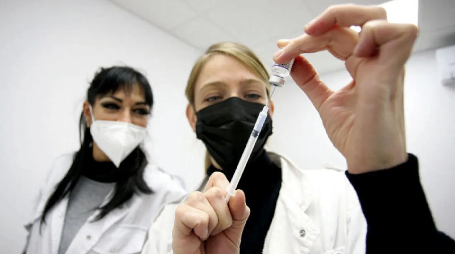 مركز تطعيم يعمل على مدار الساعة في جزيرة كورسيكا الفرنسية (أ.ف.ب)